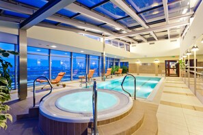 Innenpool, geöffnet von 07:00 Uhr bis 22:00 Uhr, Liegestühle