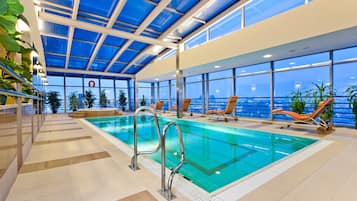 Piscina interna, funciona das 7h às 22h, espreguiçadeiras