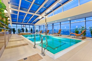 Alberca techada, acceso de 07:00 a 22:00, y camastros 