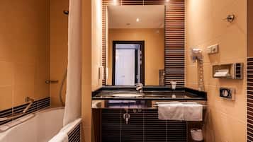 Une salle de bain moderne avec une baignoire, un lavabo et un miroir.