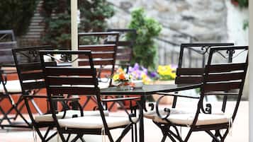 2 restaurants, breakfast, lunch, dinner served; Italian cuisine