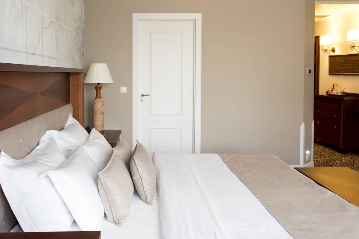 Executive Room, 1 King Bed | Minibar, in-room safe, desk, laptop workspace