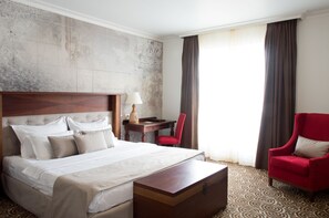 ミニバー、セーフティボックス (室内)、デスク、ノートパソコン用作業スペース