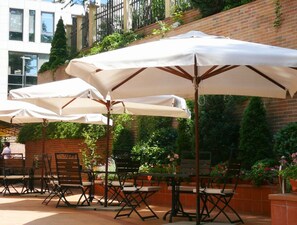 2 restaurantes; se sirven desayunos, almuerzos y cenas