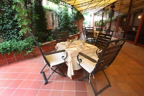 2 か所のレストラン、朝食、ランチ、ディナーに営業 (イタリア料理)