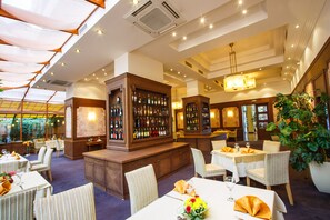 2 restaurants servant le petit déjeuner, le déjeuner et le dîner