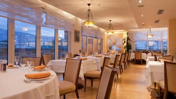 2 restaurants, breakfast, lunch, dinner served; Italian cuisine