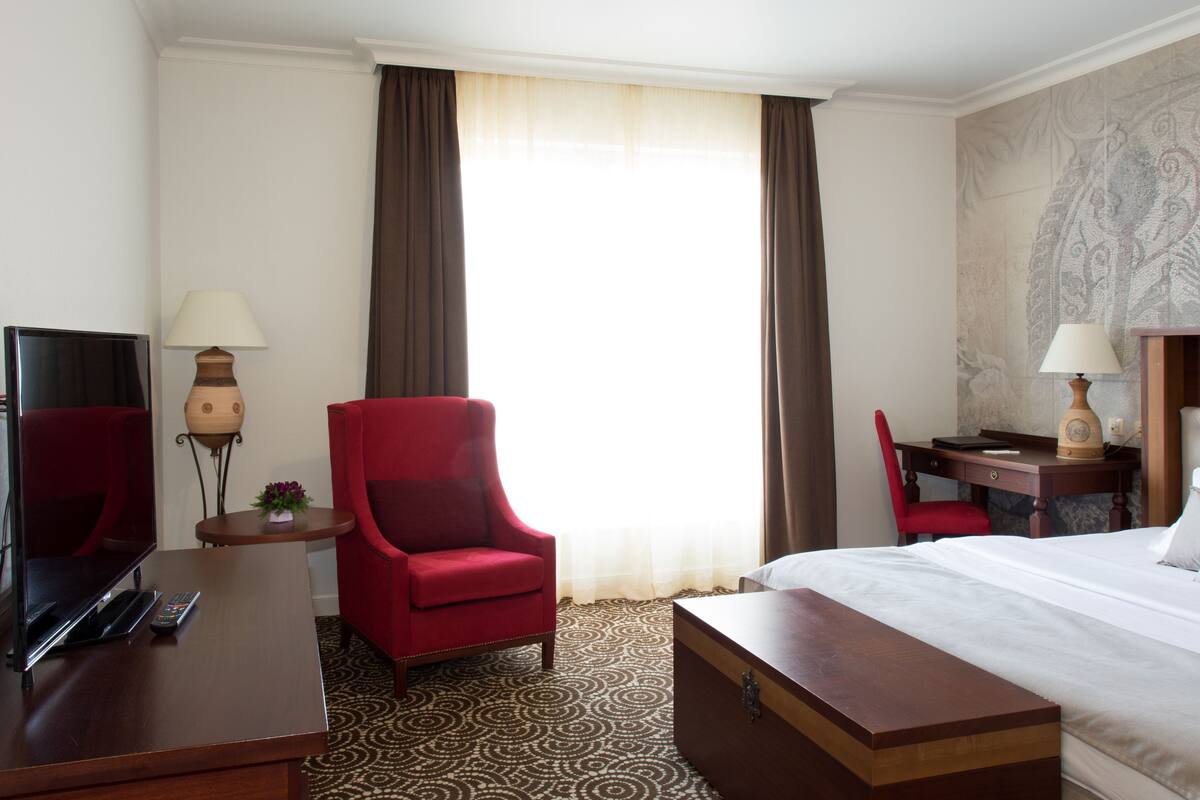 Classic Room | Minibar, in-room safe, desk, laptop workspace