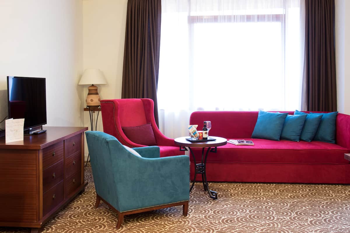 Junior Suite, 1 King Bed | Minibar, in-room safe, desk, laptop workspace