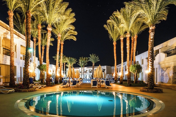 2 outdoor pools, sun loungers