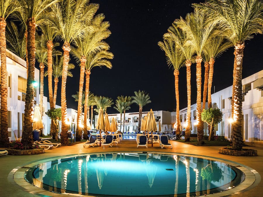 2 buitenzwembaden, ligstoelen bij het zwembad