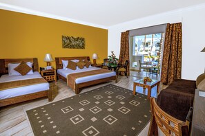 Bộ đồ giường cao cấp, minibar, két bảo mật tại phòng, bàn 