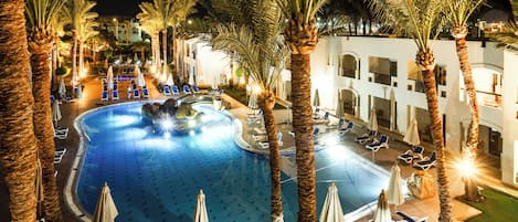 2 outdoor pools, sun loungers