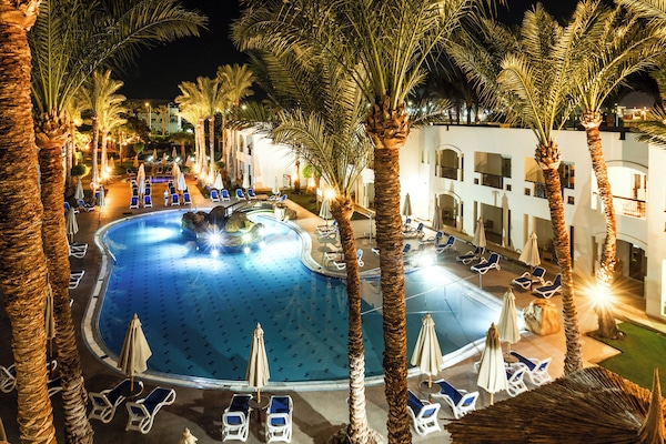 2 ulkouima-allasta, aurinkotuoleja