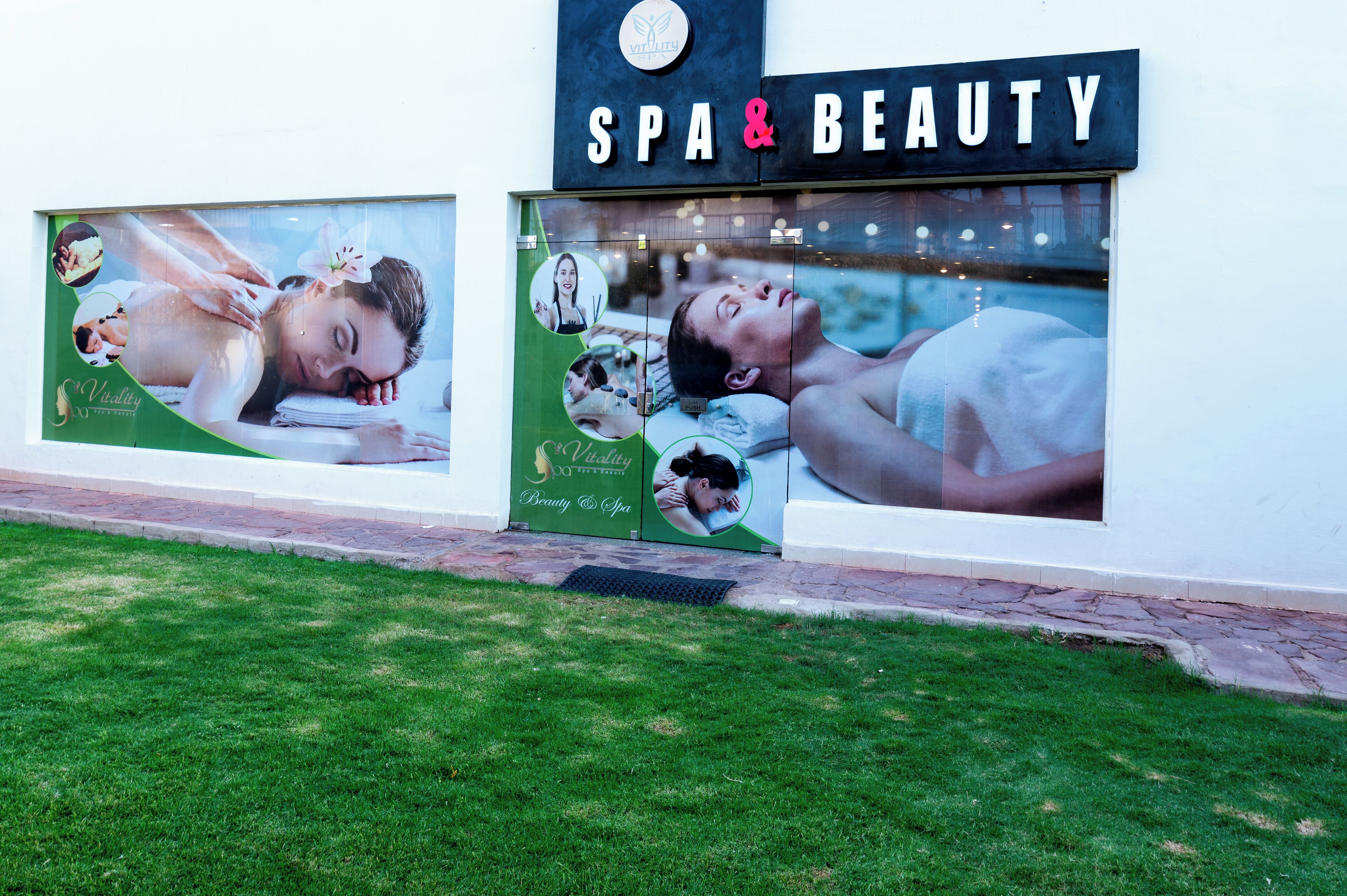 Un centro de spa y belleza con carteles grandes que promocionan sus servicios.