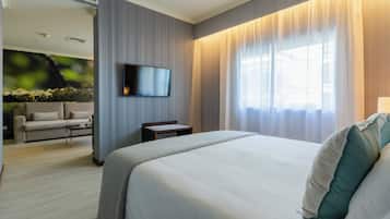 Suite junior | Minibar, caja de seguridad en la habitación y escritorio