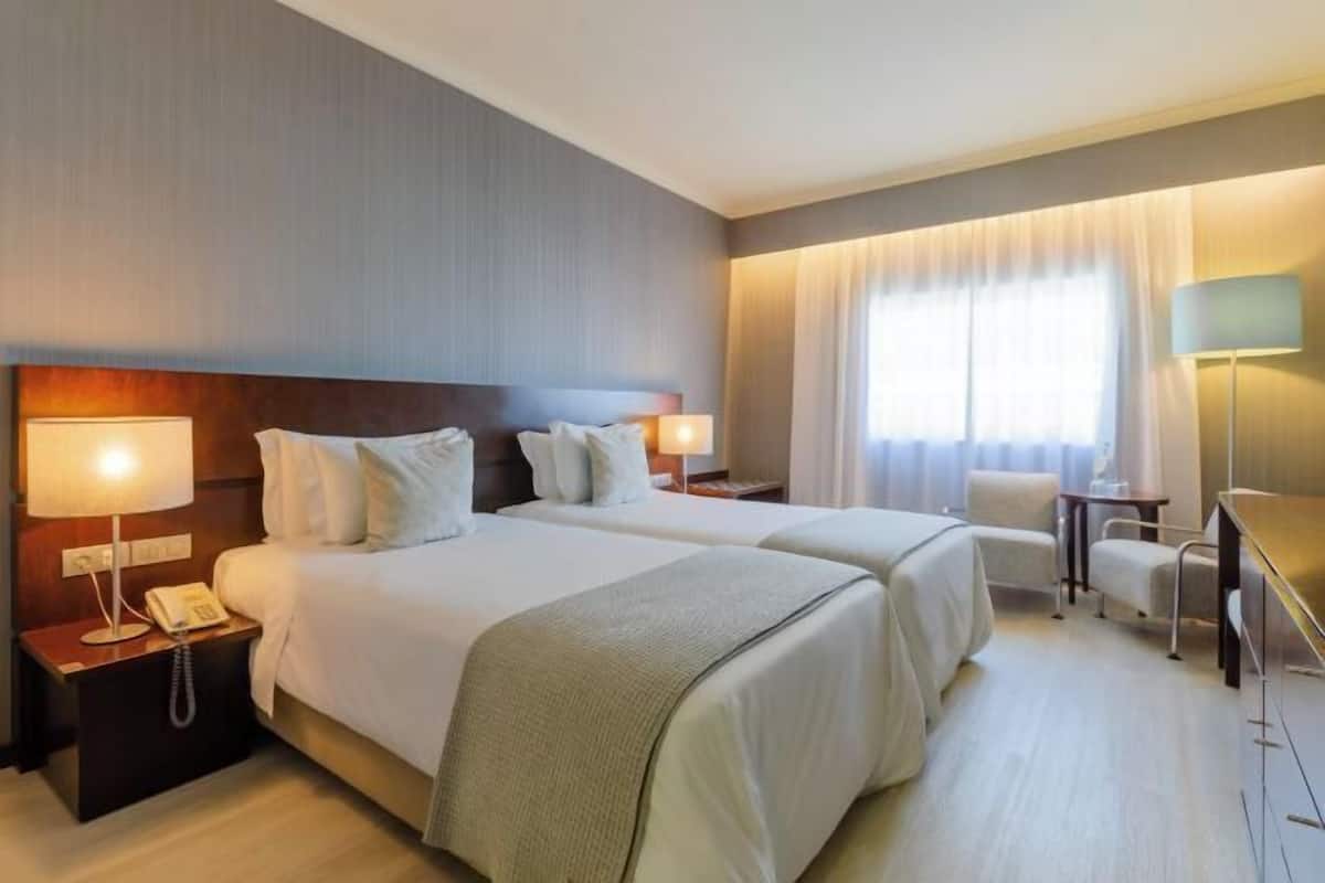 Minibar, caja de seguridad en la habitación y escritorio