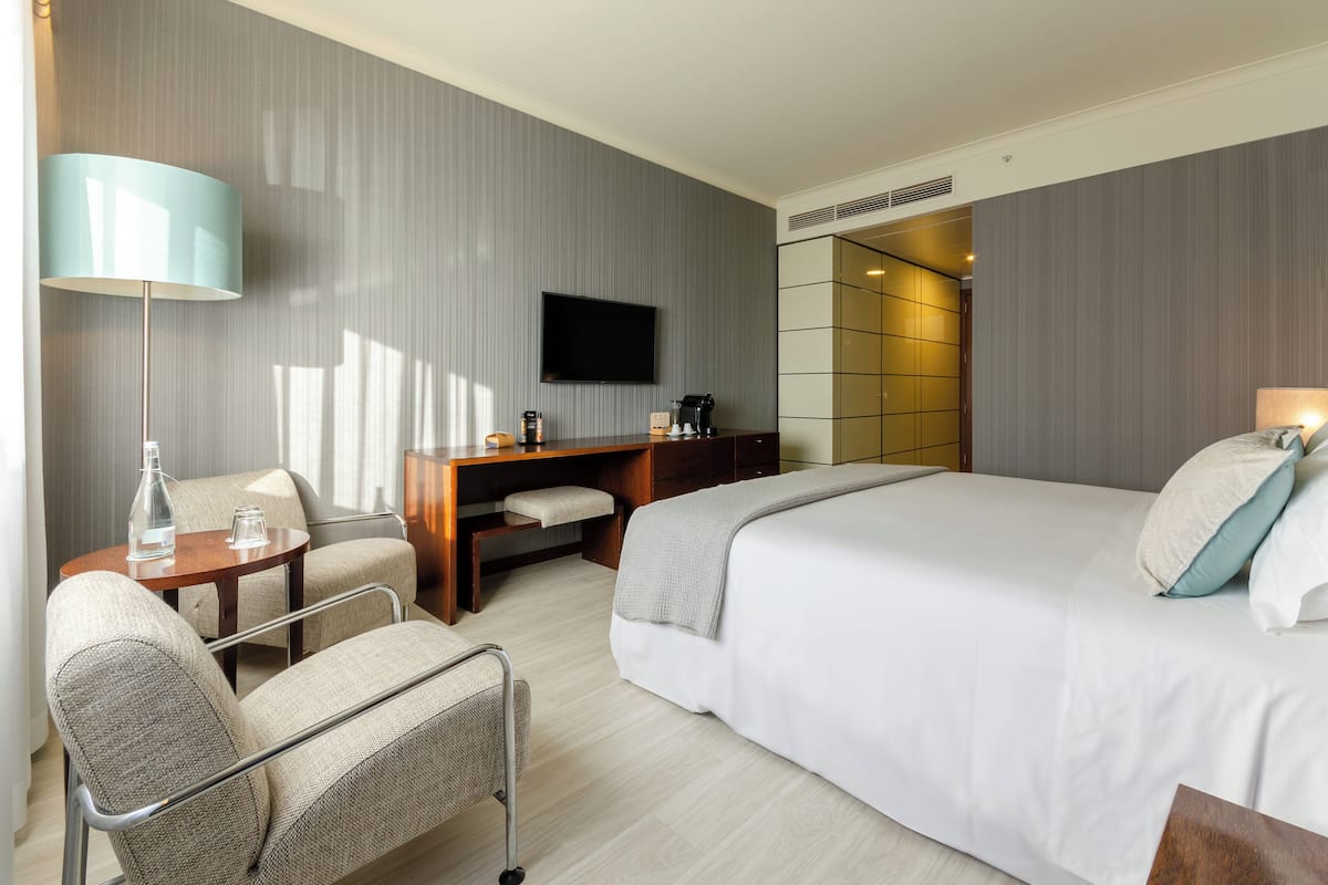 minibar, in-room safe, desk, laptop workspace