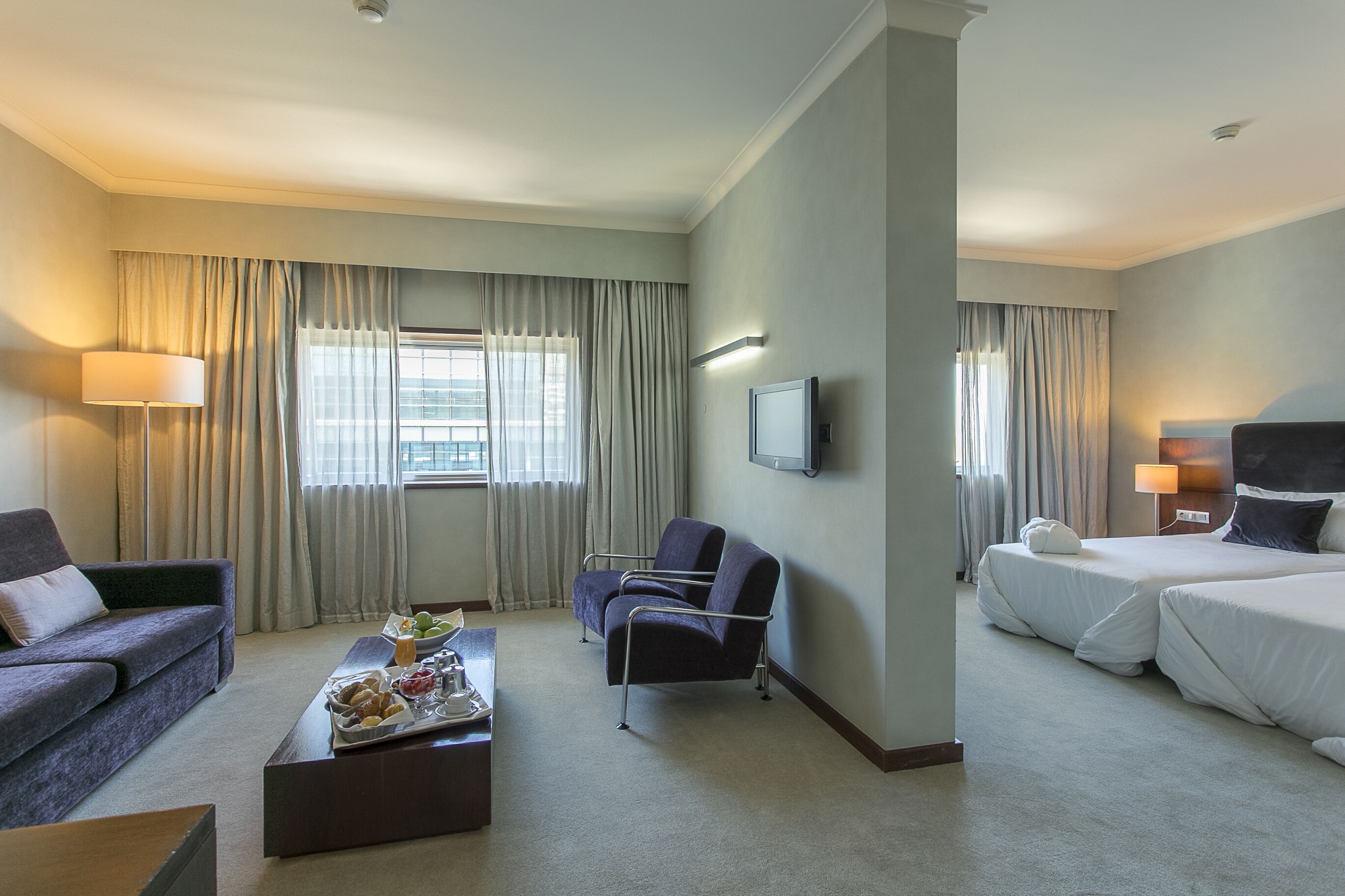 Minibar, safe på rommet, skrivebord og skrivebord for bærbar PC