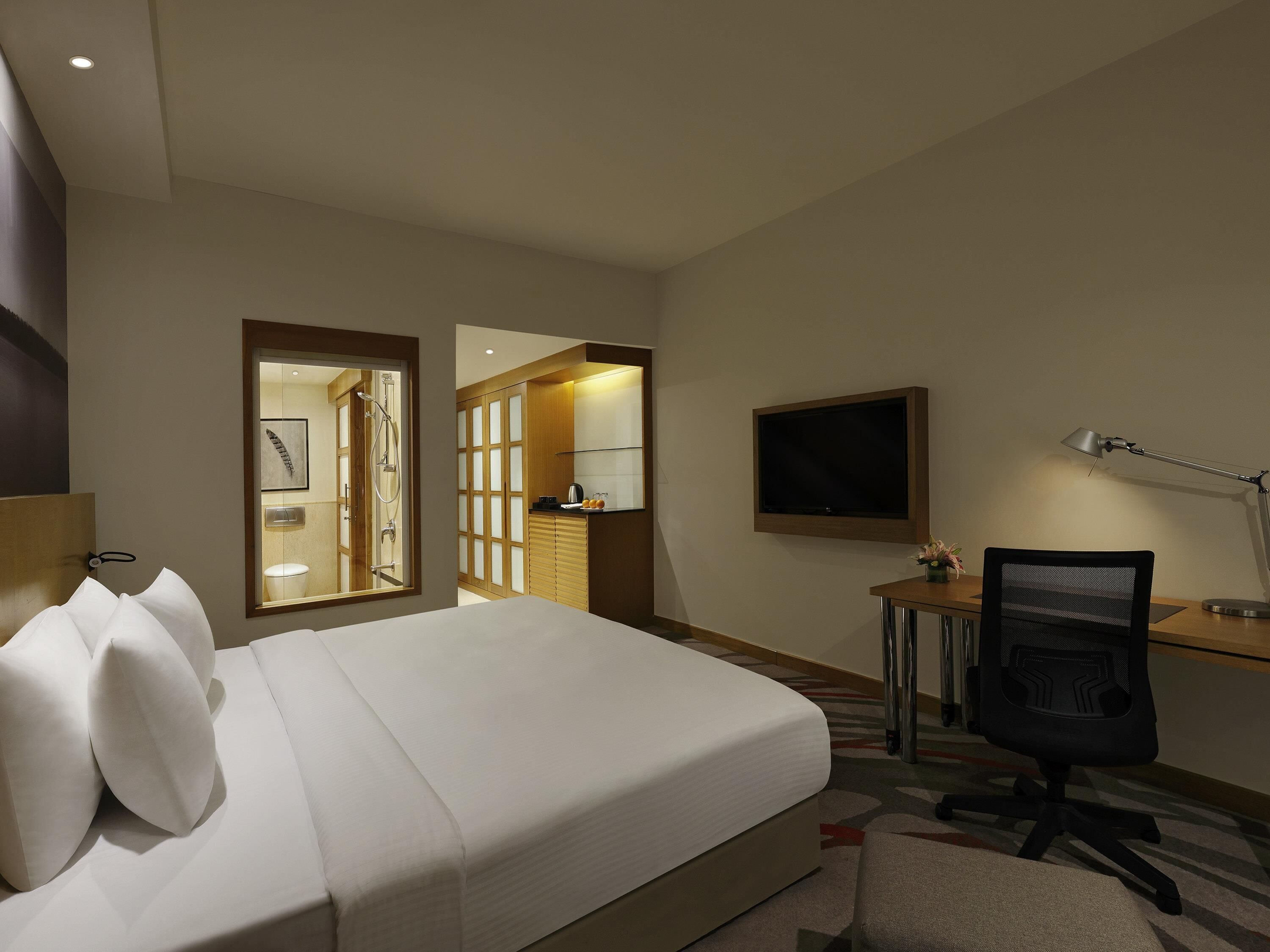 Quarto standard, 1 cama Queen | Roupas de cama premium, camas com colchões pillow-top, frigobar