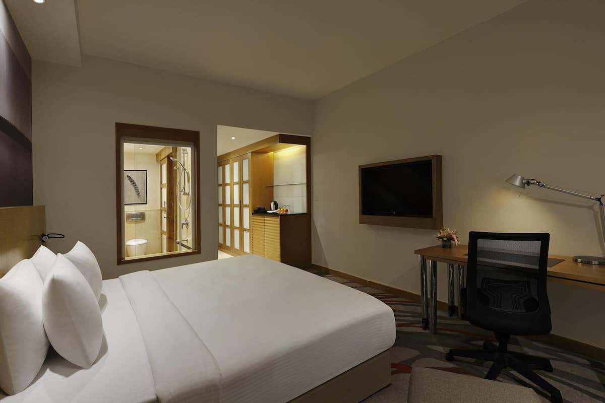 Standard Room, 1 Queen Bed | Premium bedding, pillowtop beds, minibar, in-room safe