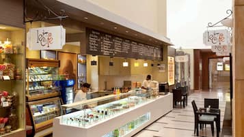 2 restaurants, breakfast served
