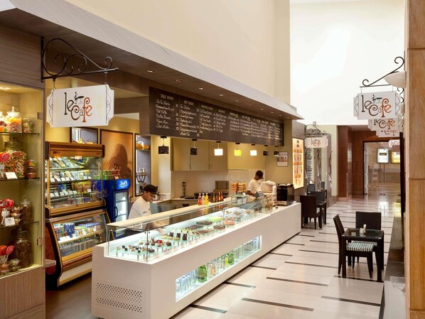 2 restaurants, breakfast served