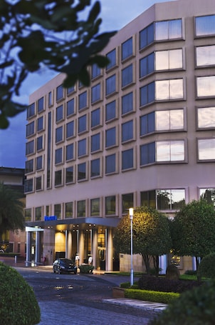 Bagian depan properti - sore/malam