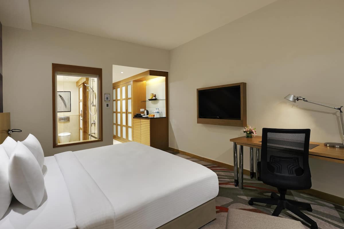 Premier Room, 1 Queen Bed, Poolside | Premium bedding, down comforters, pillowtop beds, minibar