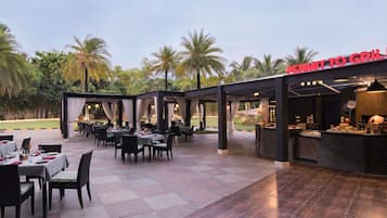 Här finns 2 restauranger som serverar frukost.