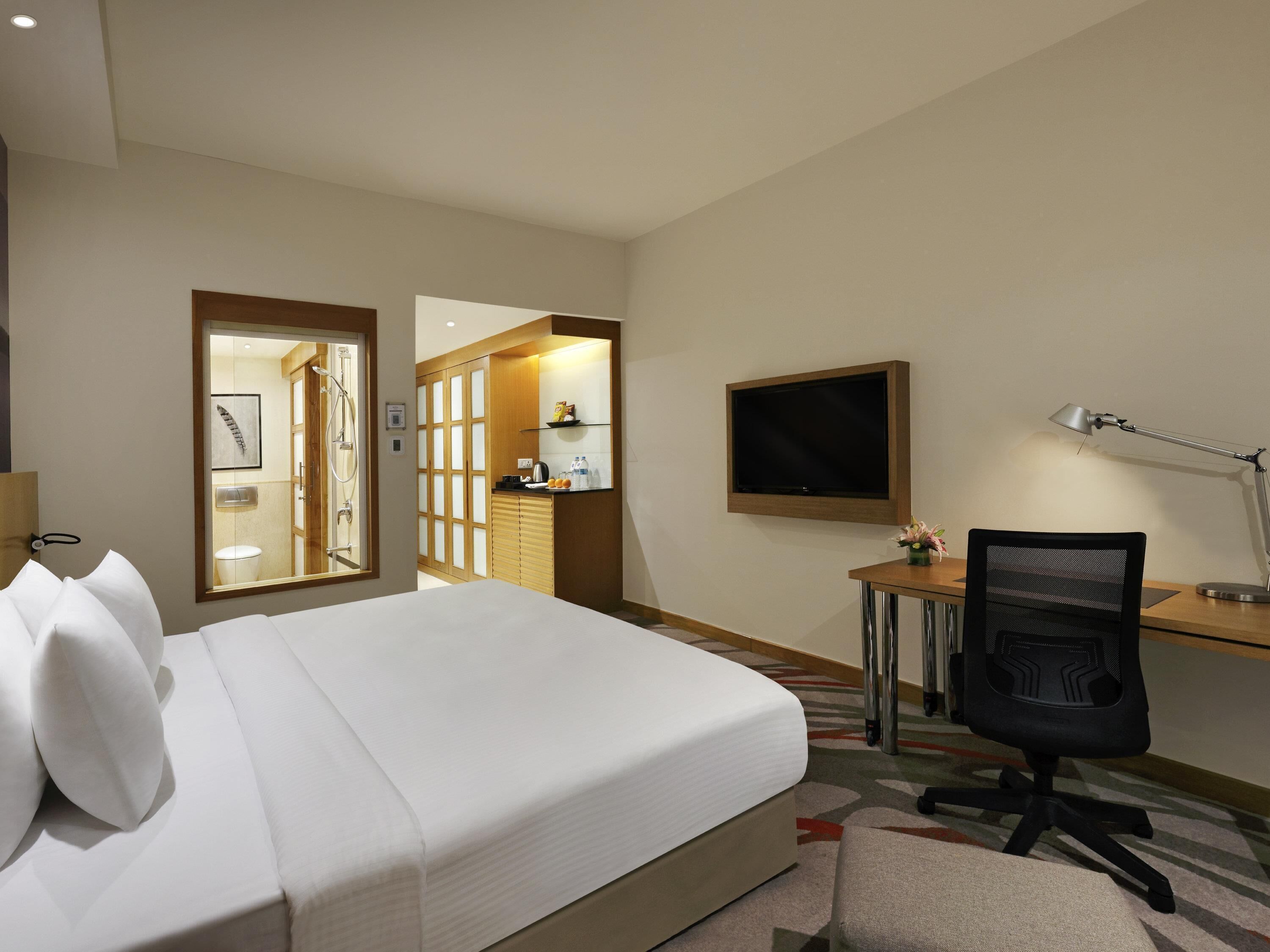 Premier kamer, 1 queensize bed, aan het zwembad | Luxe beddengoed, donsdekens, pillowtop-bedden, een minibar