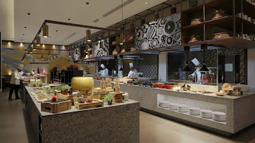 2 restaurantes, se sirve desayuno