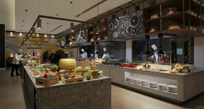 2 restaurants, breakfast served - Novotel Hyderabad Convention Centre Hotel (Hyderabad)