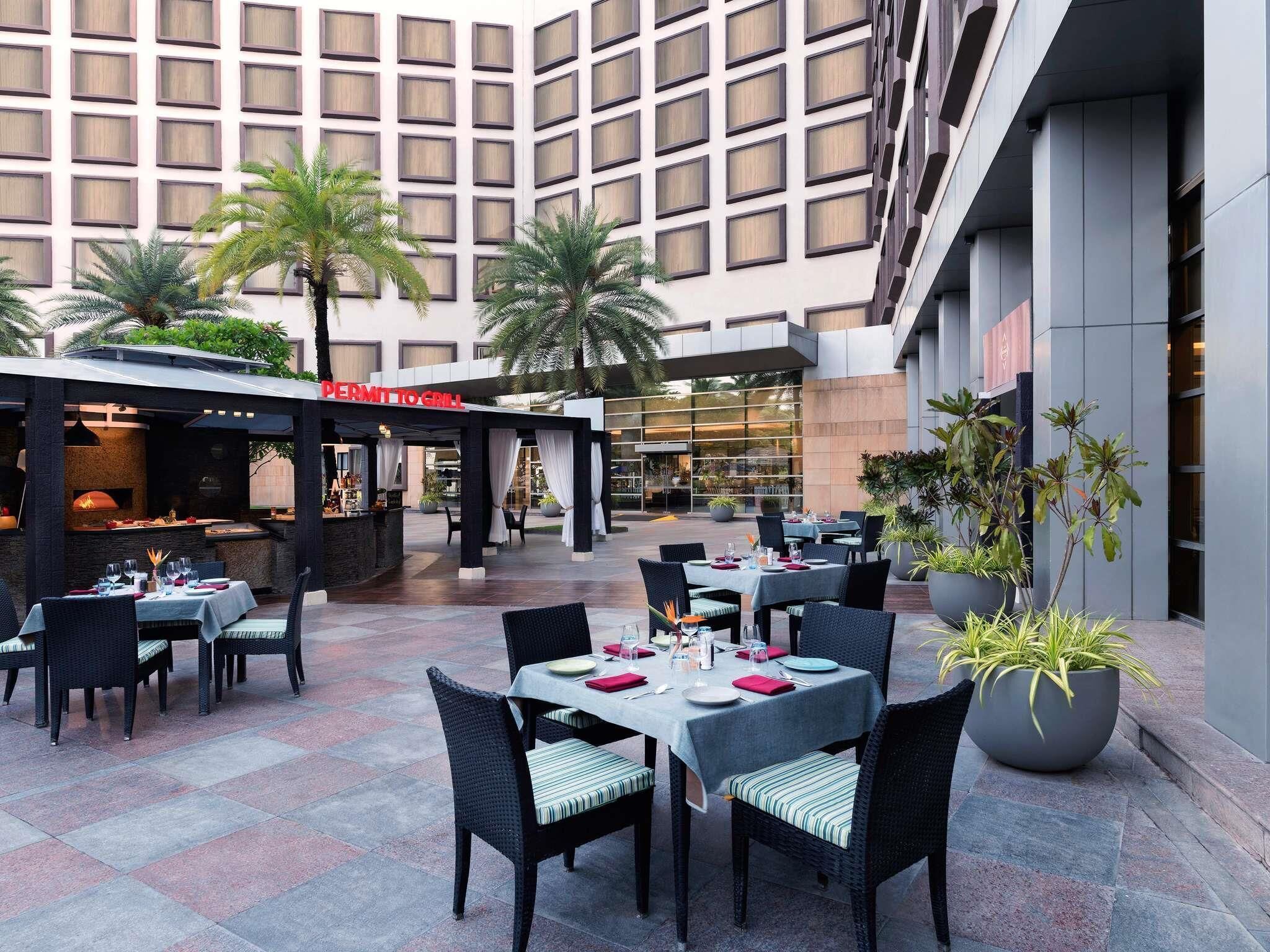 2 restaurants; breakfast, lunch and dinner served 