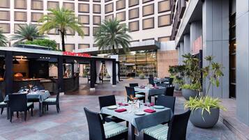 2 restaurants; breakfast, lunch and dinner served
