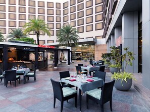 2 restaurantes: opção de café da manhã, almoço e jantar