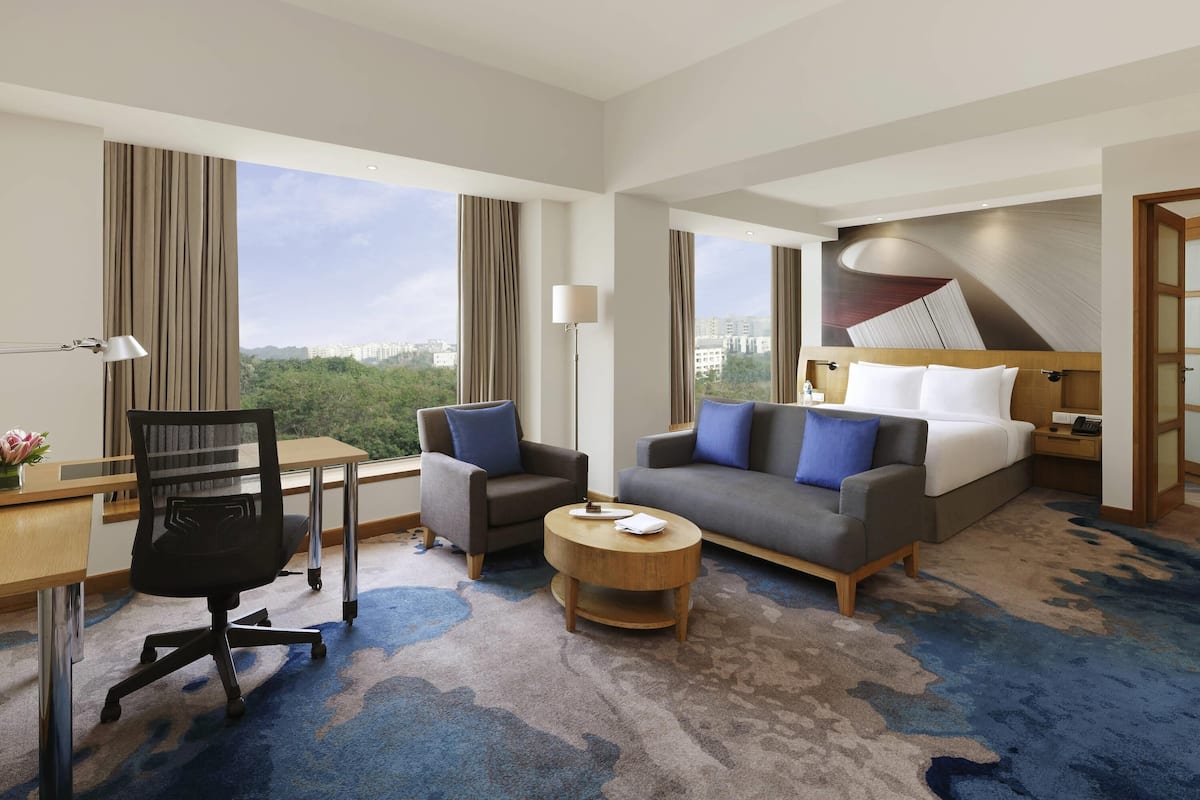Junior-Suite, 1 Queen-Bett | Hochwertige Bettwaren, Daunenbettdecken, Pillowtop-Betten, Minibar