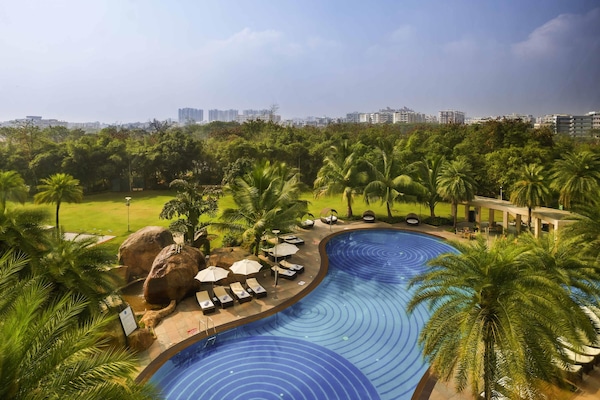 Seprai premium, bantalan ekstra lembut, minibar, dan brankas