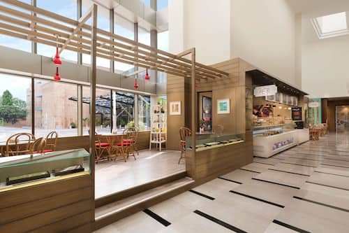 2 restaurants servant le petit déjeuner, le déjeuner et le dîner