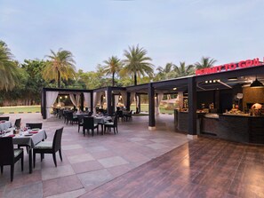 2 restaurantes; se sirven desayunos, almuerzos y cenas