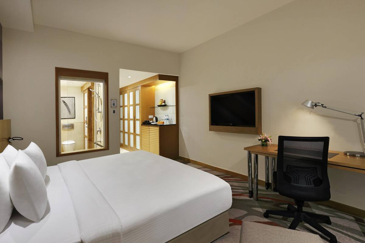 Premier Room, 1 Queen Bed, Poolside | Premium bedding, pillowtop beds, minibar, in-room safe