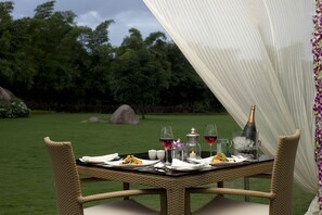 2 restaurants, breakfast served - Novotel Hyderabad Convention Centre Hotel (Hyderabad)