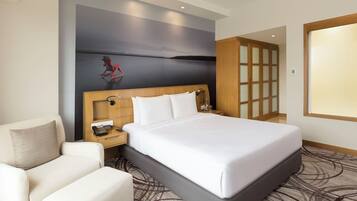 Premier Room, 1 Queen Bed, Poolside | Premium bedding, pillow-top beds, minibar, in-room safe