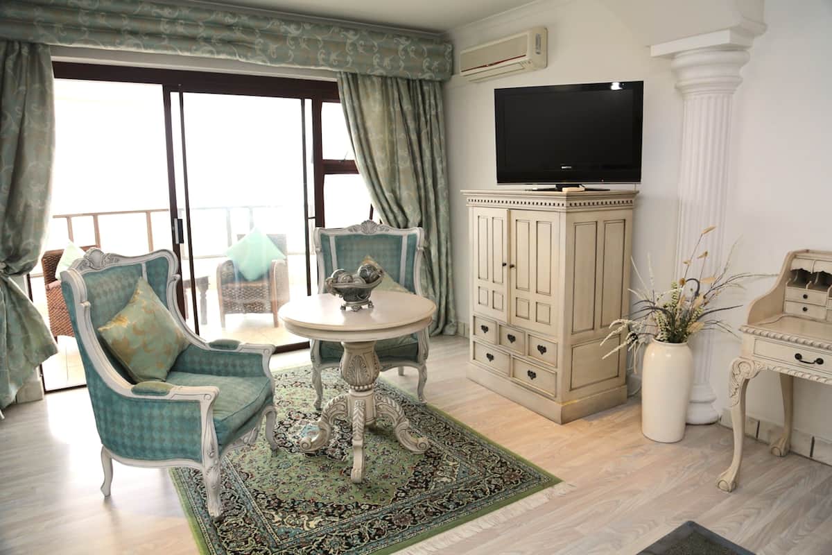 1st Floor - Honeymoon -Full Sea View | 1 slaapkamer, een minibar, een kluis op de kamer