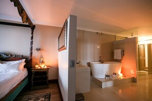 Gold Superior Honeymoon (501) | Bathroom - Misty Waves Boutique Hotel (Hermanus)