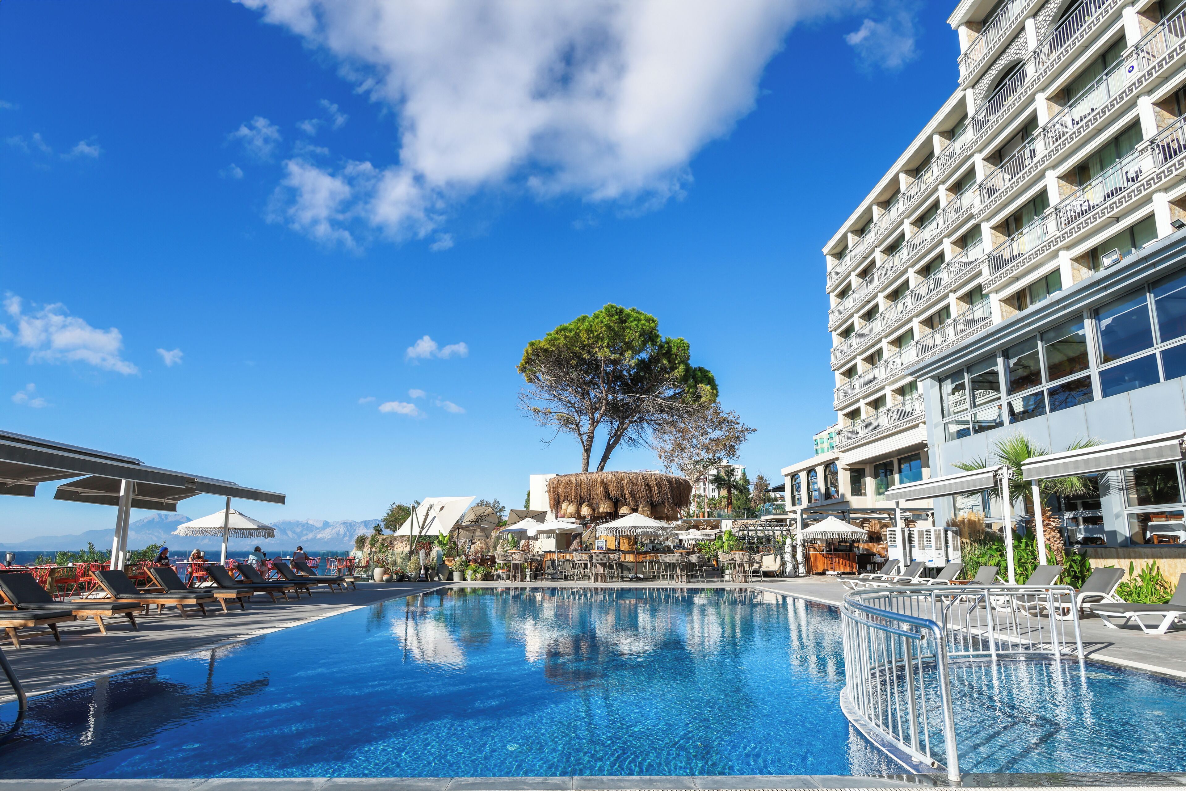 Una piscina al aire libre (de 08:00 a 19:00), sombrillas, tumbonas