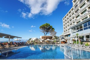 Piscine extérieure, parasols de plage, chaises longues
