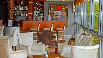 2 bares o lounges, bar en la alberca, bar junto a la alberca