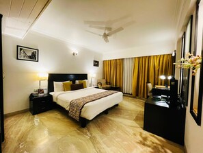Frette Italian sheets, pillowtop beds, minibar, in-room safe - The Wall Street Beacon, Jaipur (Jaipur)