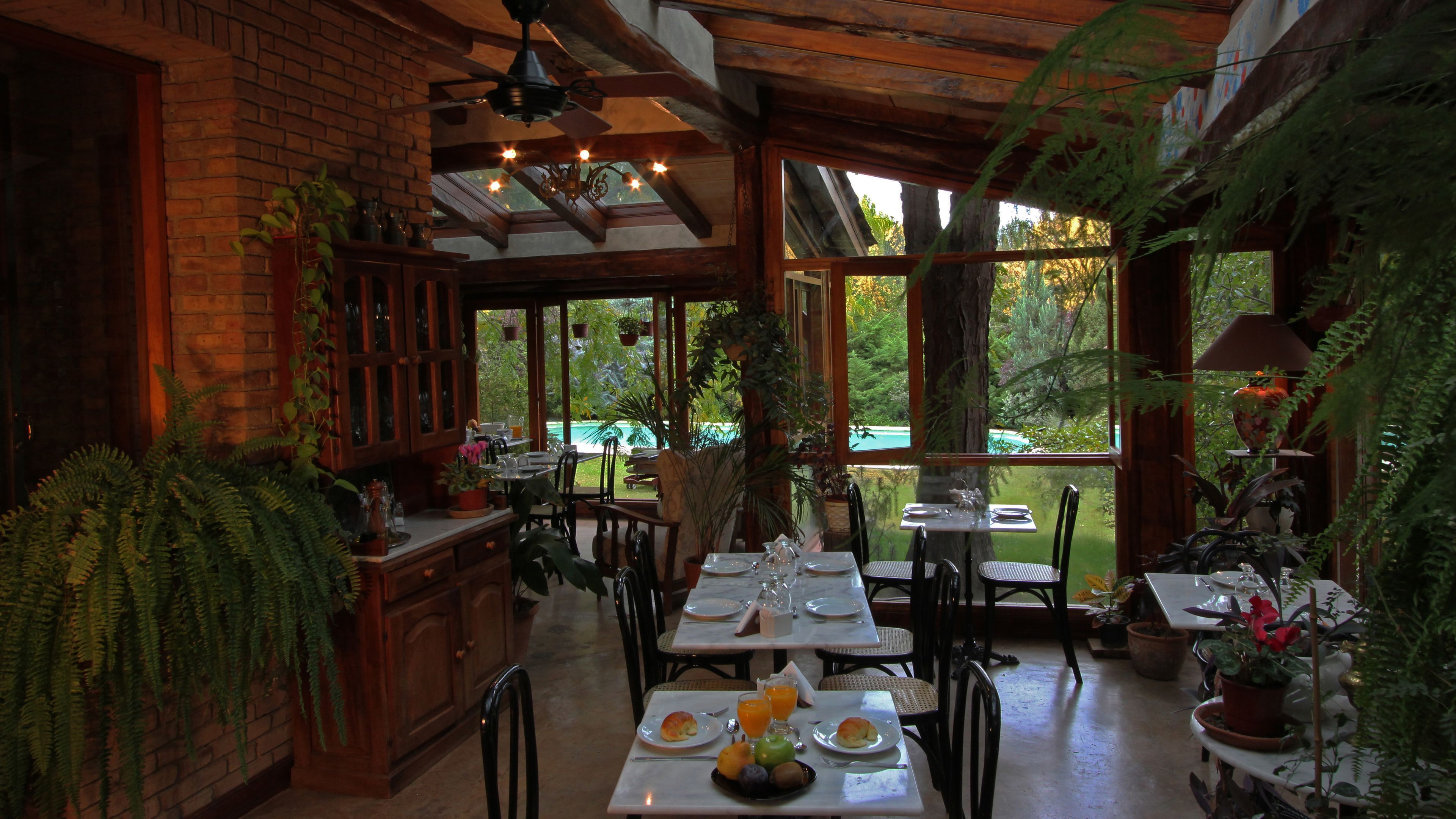 Se sirven desayunos y cenas, junto a la piscina 